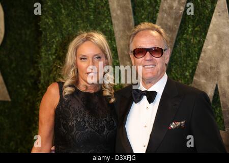 L'acteur Peter Fonda et Margaret DeVogelaere arrivent à la Vanity Fair Oscar Party Tour au coucher du soleil à West Hollywood, Los Angeles, USA, le 24 février 2013. Photo : Hubert Boesl/dpa Banque D'Images