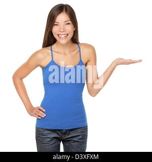 Belle femme multi-raciale en bleu débardeur montrant main ouverte paume isolé sur fond blanc Banque D'Images