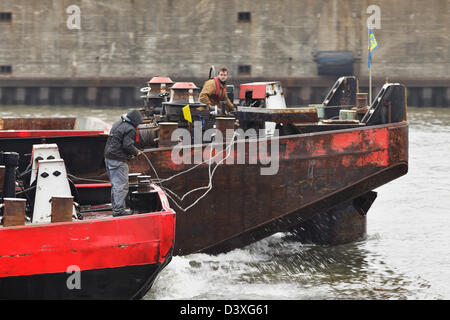 Hambourg, Allemagne, deux marins péniches amarrées au cours de la pleine vitesse Banque D'Images