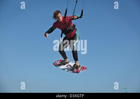 Un kitesurfeur au lagoon à Langebaan, Western Cape profitant du sport à la fin d'une journée. Banque D'Images
