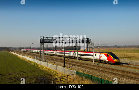 Virgin Trains Pendolino Class 390 001, passe Fisherwick, Staffordshire Le 25 février 2013 Banque D'Images