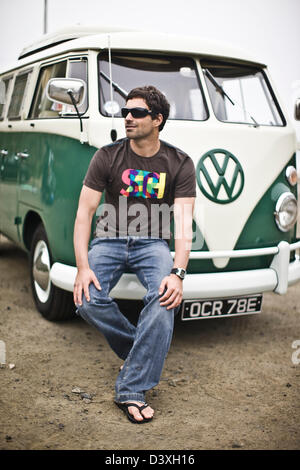 Surfer avec VW campervan, St Agnes, Cornwall, UK Banque D'Images