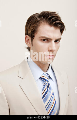 Stock photo portrait d'un homme en colère en vêtements de bureau Banque D'Images