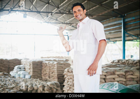 Homme assis dans un entrepôt, Anaj, Mandi, Sohna Gurgaon, Haryana, Inde Banque D'Images