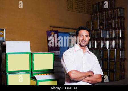 Homme debout, dans un magasin, Sohna, Gurgaon, Haryana, Inde Banque D'Images