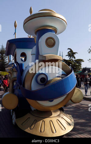 Un mini défilé à thème, dirigé par un modèle de locomotive, passe devant le Château de Cendrillon à Disneyland Paris Banque D'Images