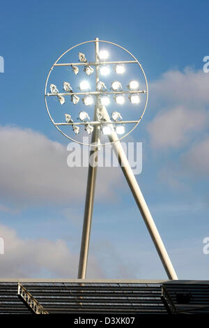 Projecteurs à un stade de football anglais Banque D'Images