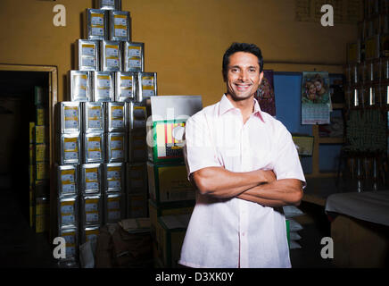 Homme debout, dans un magasin, Sohna, Gurgaon, Haryana, Inde Banque D'Images