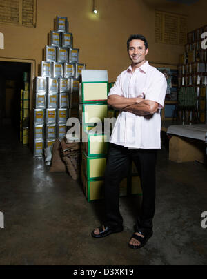 Homme debout, dans un magasin, Sohna, Gurgaon, Haryana, Inde Banque D'Images