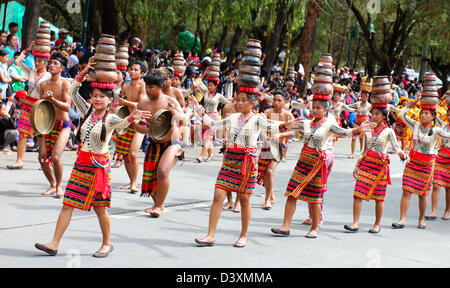 Panagbenga danse de rue dans la ville de Baguio, Philippines Banque D'Images