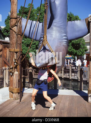 Boy posing at 'Jaws' attraction, Universal Studios, Universal City, Los Angeles, Californie, États-Unis d'Amérique Banque D'Images