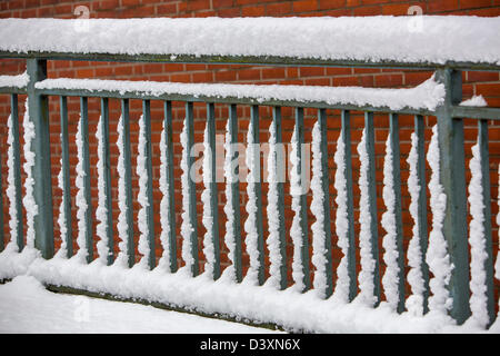 Hiver neige-couvertes les grilles, garde-corps. Banque D'Images