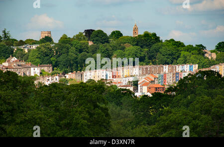 Rues de la région de Bristol, des rangées de maisons colorées et la tour Cabot, Bristol, Angleterre, Royaume-Uni, Europe Banque D'Images