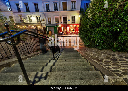 Les gens monter les escaliers jusqu'à la Rue Gabrielle et restaurant "Chez Marie", Montmartre, Paris, France Banque D'Images