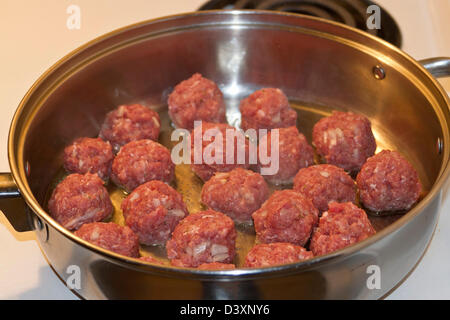 Une poêle avec des boulettes de viande d'être frits dans l'huile Banque D'Images