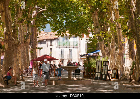 Place bordée d'arbres dans la ville de Gignac, Hérault, Languedoc-Roussillon Banque D'Images