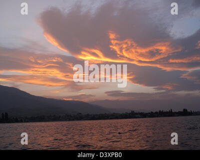 Coucher du soleil sur le lac Osoyoos. Banque D'Images