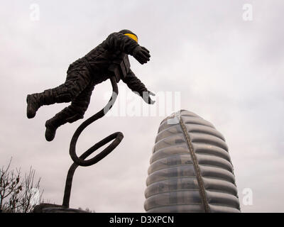 Sculpture d'un astronaute au National Space Centre de Leicester, UK. Banque D'Images