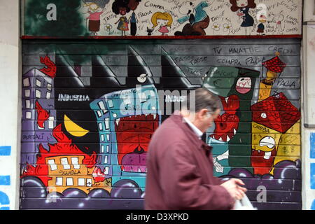 Rome, Italie. 26 février 2013. anti graffiti street art de protestation du gouvernement sur l'abandon de la propriété à l'abandon en volets Rome Italie. Credit : Gari Wyn Williams / Alamy Live News Banque D'Images