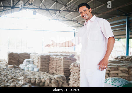 Homme assis dans un entrepôt, Anaj, Mandi, Sohna Gurgaon, Haryana, Inde Banque D'Images