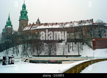 Château de Wawel Cracovie Pologne neige vu à partir de la Vistule à pied du château royal Banque D'Images