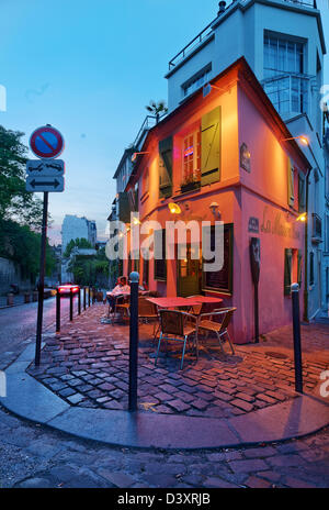 Restaurant "La Maison Rose" , situé à l'angle de la rue de L'Abreuvoir et de la rue Cortot., Montmartre, Paris, France Banque D'Images