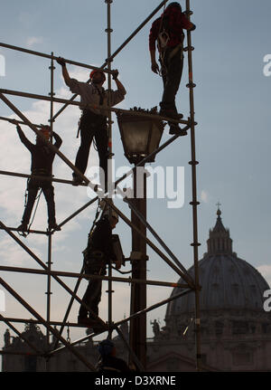 Rome, Italie. 26 février 2013. La construction d'échafaudages travailleurs à Rome, Italie, 26 février 2013. Le pape tiendra sa dernière audience générale mercredi, 27 février 2013. Le pape Benoît XVI va démissionner le 28 février 2013 et continuera de vivre la Mater Ecclesiae au Vatican comme Joseph Ratzinger. Photo : MICHAEL KAPPELER/Alamy Live News Banque D'Images