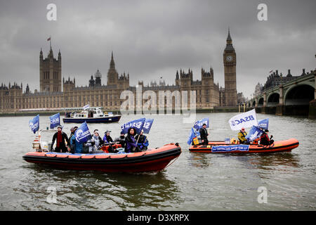 Les plongeurs en apnée BSAC dans bateaux juste avant la Marine Conservation Society mars pour souligner la nécessité de zones marines protégées. Westminster. Londres. United Kingdom. Banque D'Images