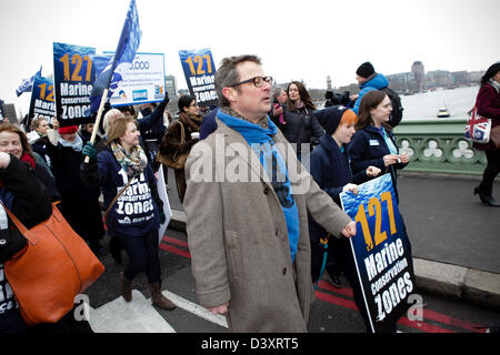 Au cours de la Hugh Fearnley-Whittingstall Marine Conservation Society mars pour souligner la nécessité de zones marines protégées. Westminster. Londres. United Kingdom. Banque D'Images