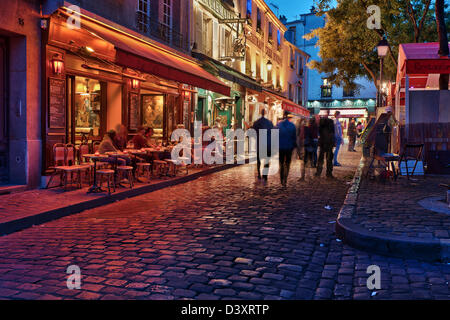 Les gens à la terrasse du café : le sabot Rouge profitant de la vue sur la Place du Tertre, Montmartre, Paris, France Banque D'Images