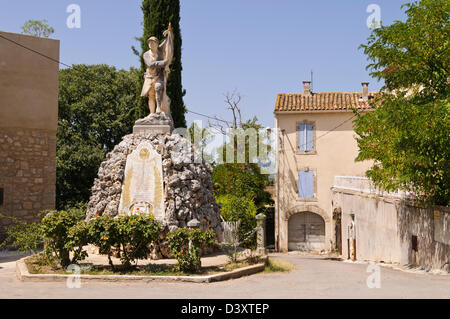 La Première Guerre mondiale monument aux morts dans le village de Tressan, Hérault, Languedoc Roussillon Banque D'Images