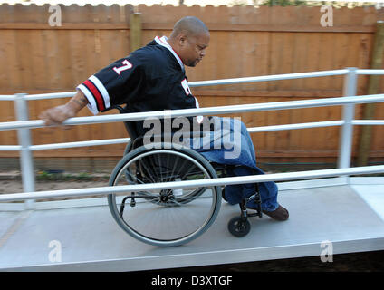 New Haven, CT USA- Jonathan Hicks, qui est paralysé de la taille vers le bas d'une blessure par balle il y a des années, utilise une rampe à son domicile Banque D'Images
