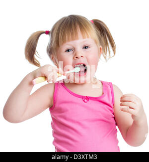 Cute girl se brosser les dents de l'enfant isolé sur fond blanc Banque D'Images