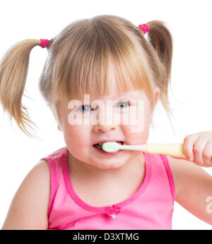 Cute kid girl brushing teeth isolé sur fond blanc Banque D'Images