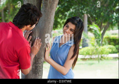 Couple romancing in a park, parc japonais, Rohini, Delhi, Inde Banque D'Images