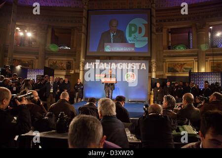 Rome, Italie. 26 février 2013 Le chef de la PD Pierluigi Bersani parle au cours d'une conférence de presse à Rome. Credit : Nelson Pereira/Alamy Live News Banque D'Images