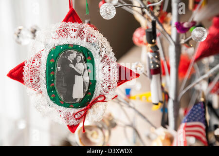 Vintage 1981 ornements de Noël sur arbre de vacances moderne, États-Unis Banque D'Images