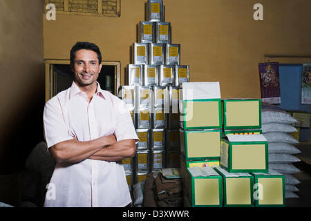 Homme debout, dans un magasin, Sohna, Gurgaon, Haryana, Inde Banque D'Images