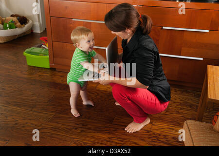 Mère de race blanche montrant tout-petit coffre Banque D'Images