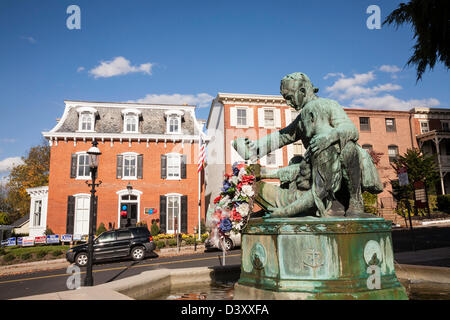 Le monument commémoratif de la Première Guerre mondiale Fontaine, vaste et des rues principales, Doylestown, PA Banque D'Images