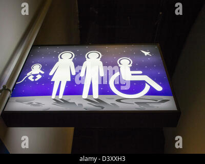 Un signe pour les toilettes au National Space Centre de Leicester, UK. Banque D'Images