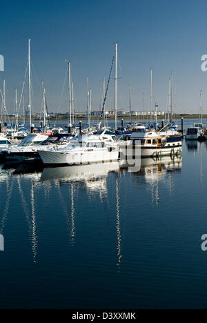 Yachts amarrés sur la rivière ely la baie de Cardiff, Pays de Galles du sud Banque D'Images