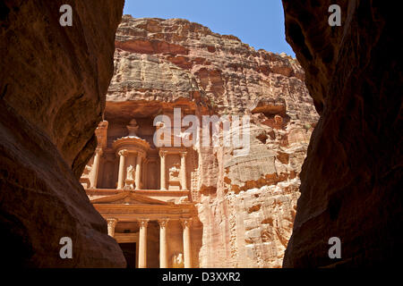 Vue sur le Conseil du Trésor par le biais de la Siq à Petra, Jordanie Banque D'Images