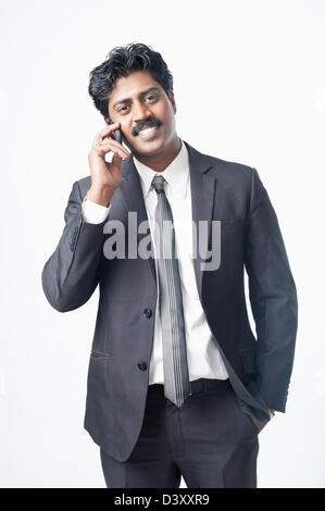 South Indian businessman talking on a mobile phone Banque D'Images