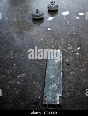 Curling écossais traditionnel qui aura lieu à l'extérieur sur la Glen Nevis de curling pour la première fois depuis le milieu des années 70 Banque D'Images