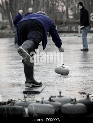 Curling écossais traditionnel qui aura lieu à l'extérieur sur la Glen Nevis de curling pour la première fois depuis le milieu des années 70 Banque D'Images