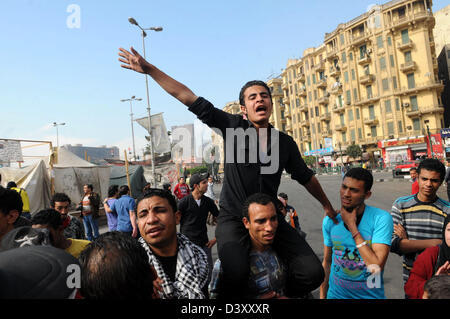 Le 26 février 2013 - Le Caire, Égypte - des manifestants égyptiens crier des slogans contre le président de l'Égypte au cours d'une manifestation anti-gouvernementale en place Tahrir. (Crédit Image : © Tarek Al-Gabas ZUMAPRESS.com)/Images/APA Banque D'Images