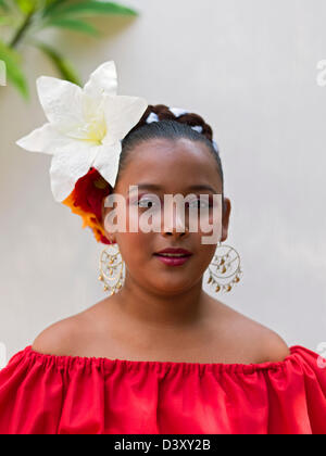 Le Mexique, Jalisco, Tequila, portrait d'une jeune fille mexicaine en costume folklorique danseuse Banque D'Images