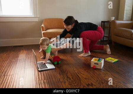 Maintien de la mère de race blanche petit garçon de coffre Banque D'Images