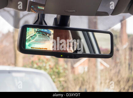 Une Toyota Hybrid Synergy Drive aura une voiture, montre l'affichage de la caméra de recul vue arrière dans le miroir. Banque D'Images